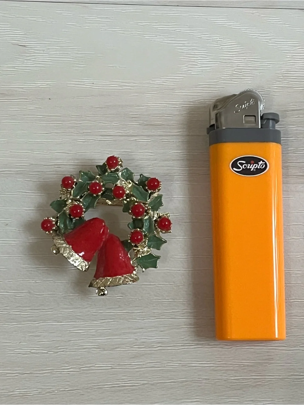 VTG Enamel Christmas Wreath Bell Holly Holiday Gold Tone Pin Brooch
